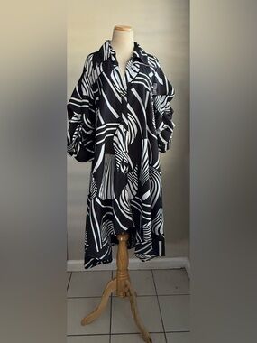 Black & White Asymmetrical Shirt Dress - Modern Graphic Print | Size 2X